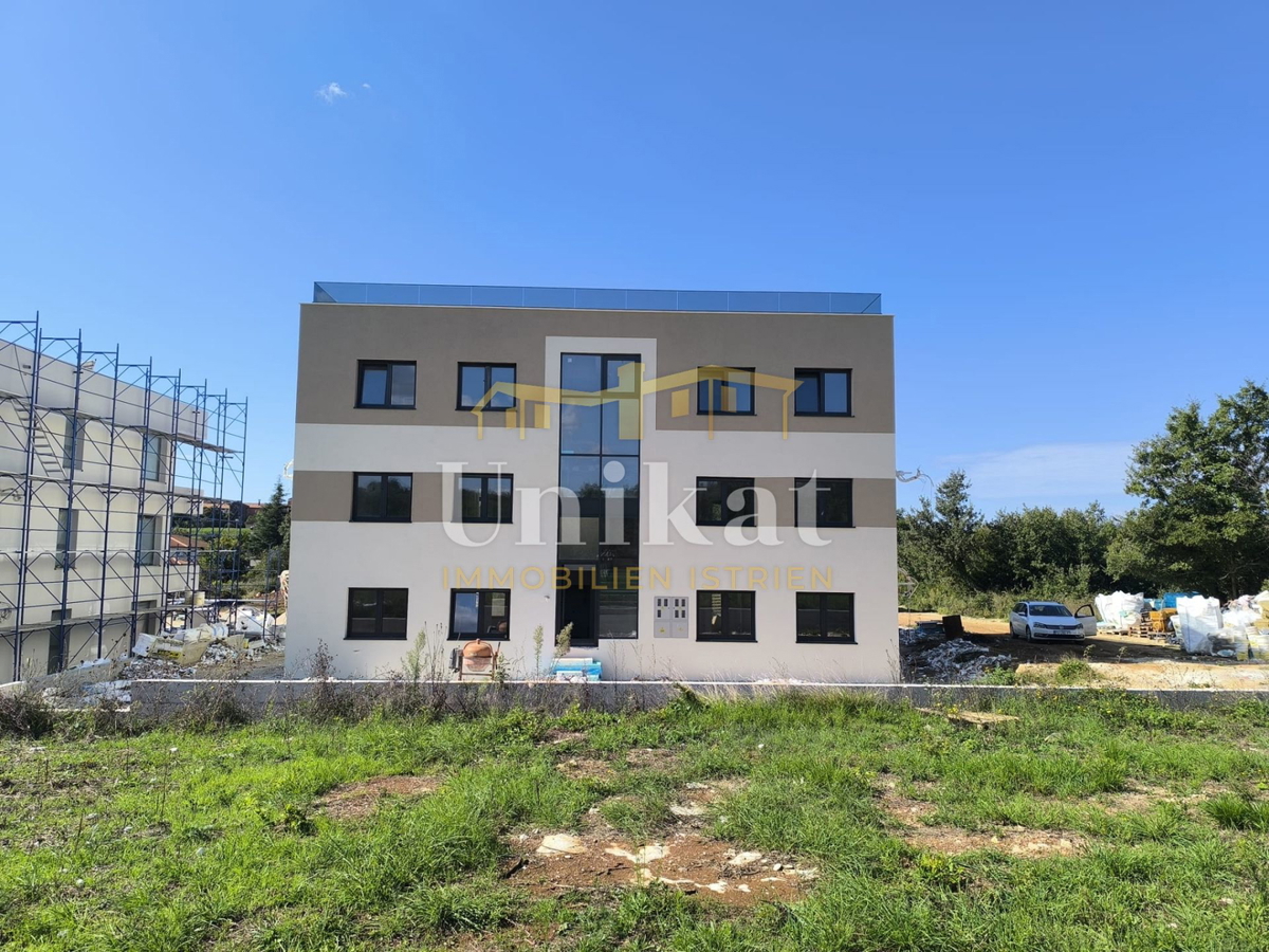 Penthouse z veliko strešno teraso - 4 km od morja